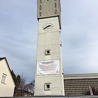 Statement-Banner am Kirchturm St. Peter und Paul