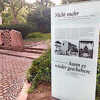 Neue Stele an der Gedenkstätte Schiersteiner Synagoge